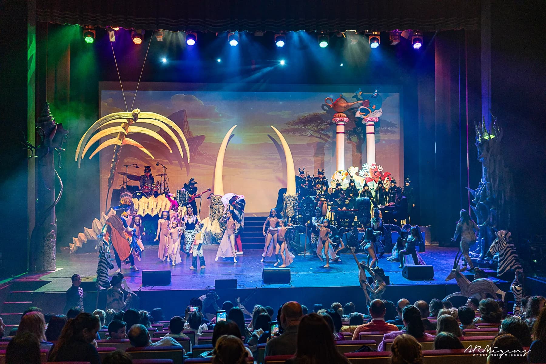 Plano general de Dibulandia 2 con escenario y público.